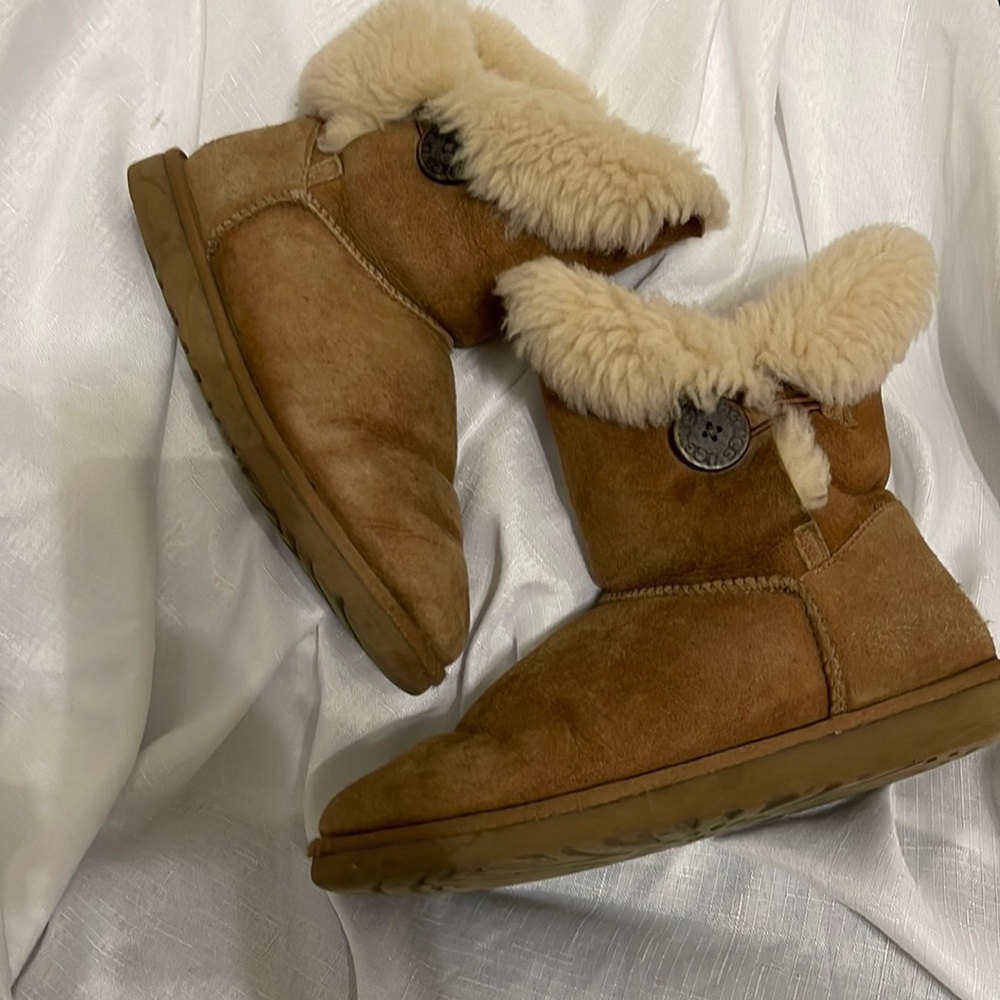Ugg Size 9 - image 1